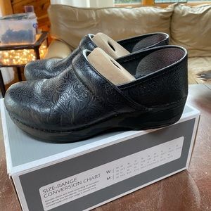 Dansko XP 2.0 tooled black leather.
